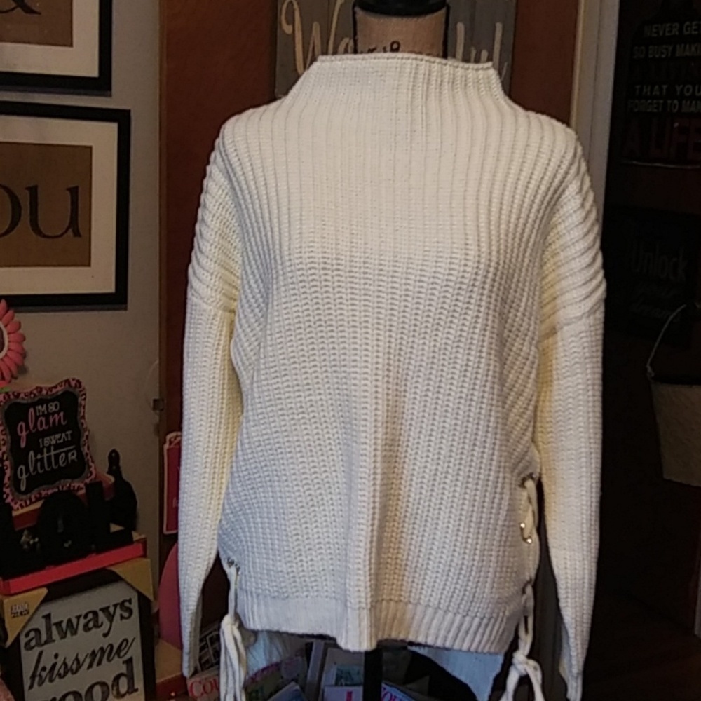 QED LONDON HI-LO SOFT CABLE KNIT SWEATER